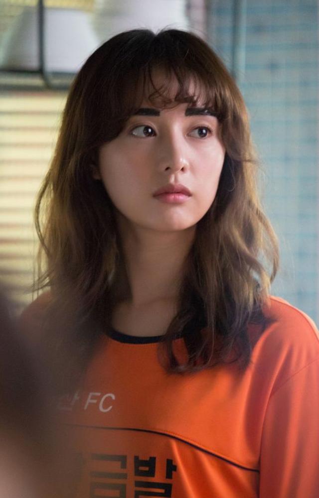 Kim Ji-won shines as Choi Ae-ra, an ambitious young woman striving to achieve her dream of becoming an announcer while navigating love and friendship.