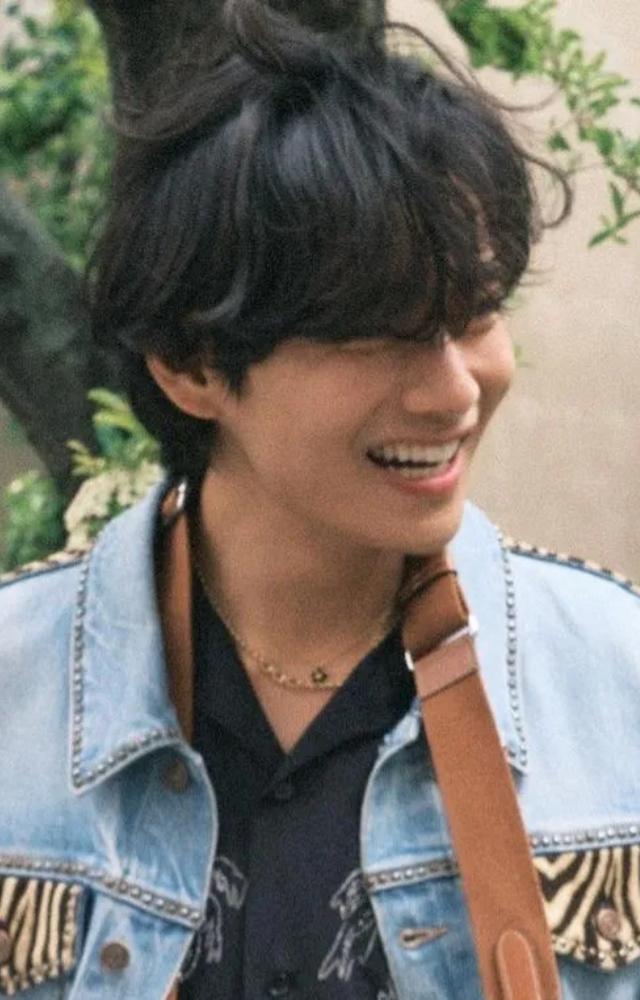 Before becoming a trainee, V learnt to play the saxophone for three years. He has even showcased his skills on variety shows and during BTS performances.
