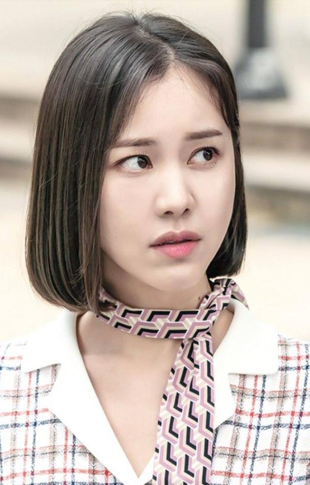 She plays the role of Cha Yoo-ri, a free-spirited and somewhat eccentric actress who moves into the guesthouse.