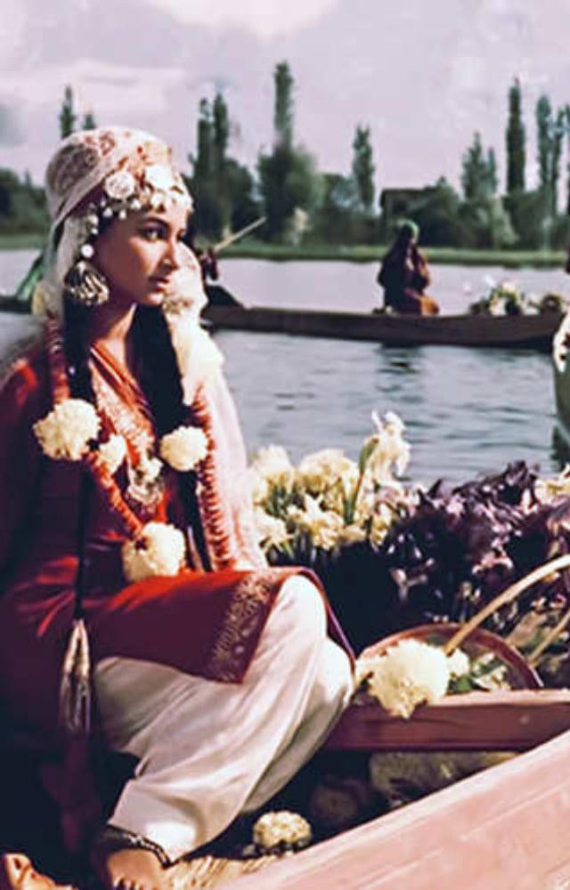 The Shahmi Kapoor-Sharmila Tagore starrer showed breathtaking Kashmir in the 1960s. The song Yeh Chand Sa Roshan Chehra was shot on Dal Lake.