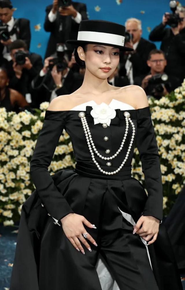 Taking her third appearance, Jennie, a Chanel ambassador, once again embodied elegance in a custom Chanel black off-the-shoulder jumpsuit