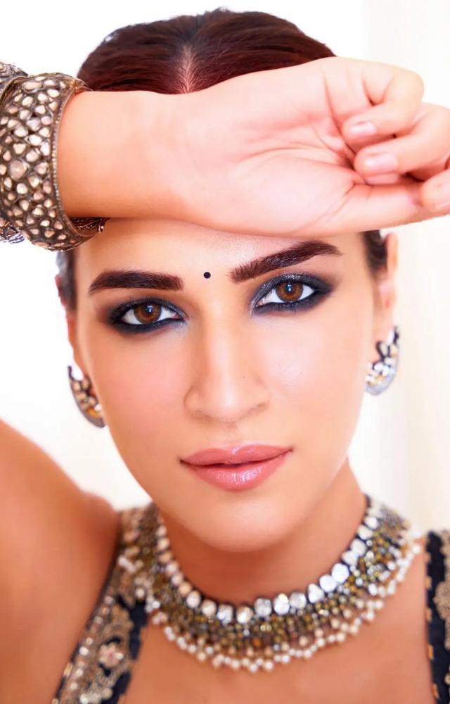 Kriti put on smokey eye makeup and paired intricate jewelry to finish her look. She tied her hair in a chic bun to elevate her appearance