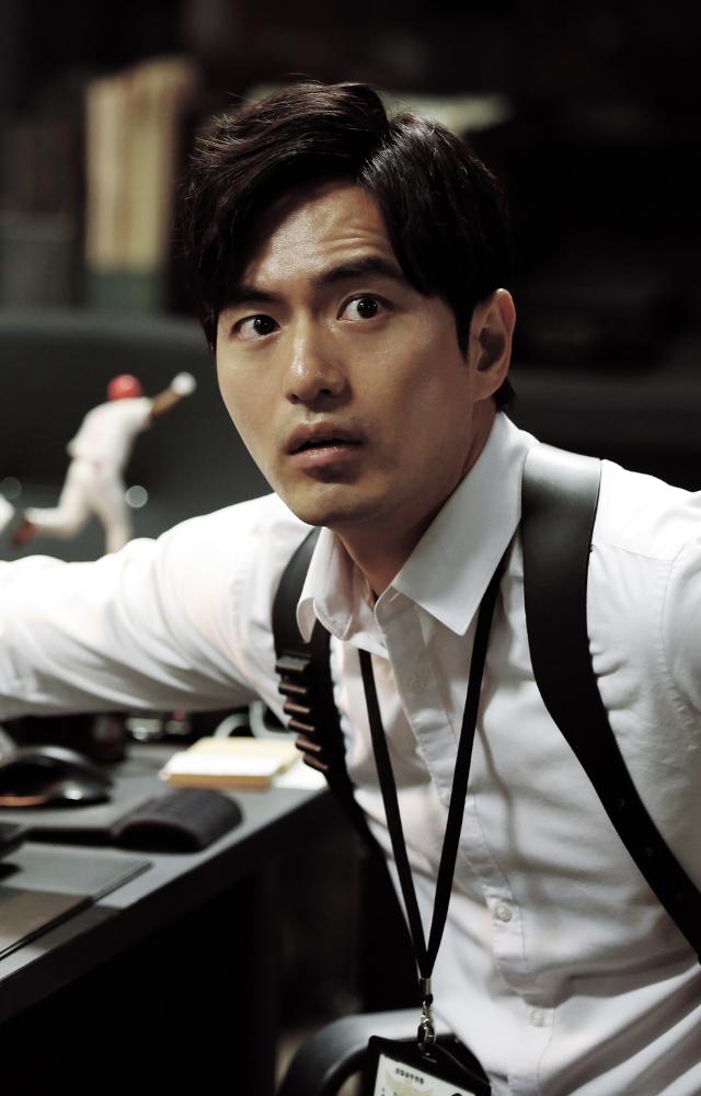 A fantasy thriller about two men living in different time periods who communicate through dreams to prevent a woman`s murder in the past.