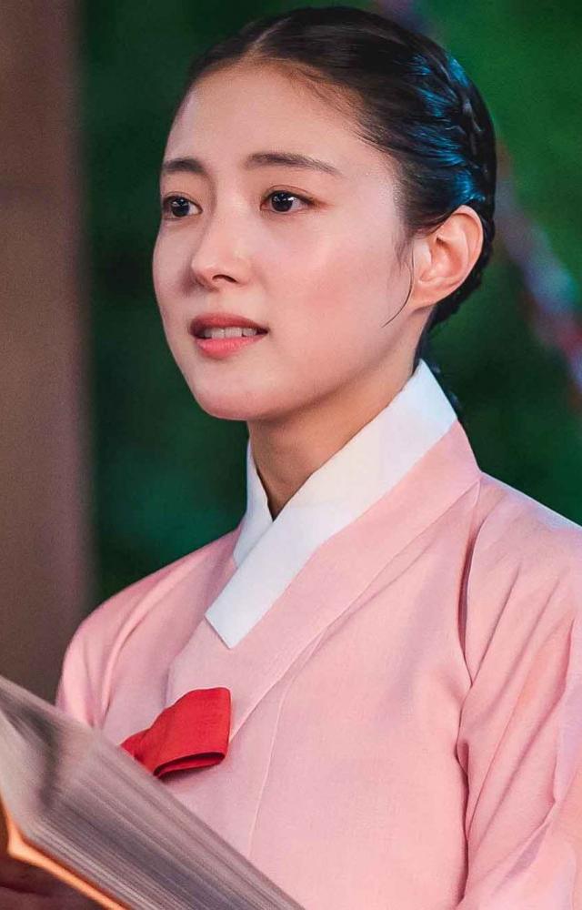 Lee Se-young gained international recognition in the historical romance The Red Sleeve, playing a court lady in love with the future King.