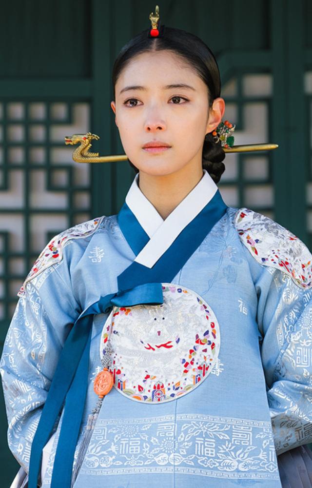 As Queen Yoo So-woon in The Crowned Clown, Lee Se-young is caught in political turmoil surrounding a king and his double.