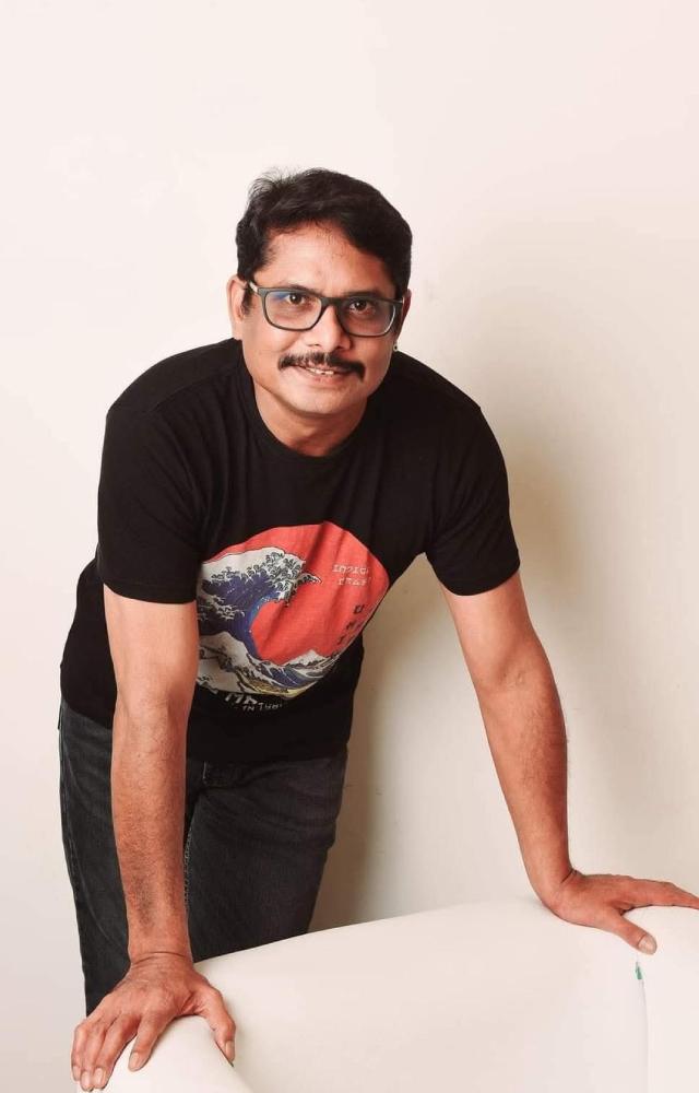 Yet again, a Bharathiraja directorial, the film was received well at the box office. Manoj played the role of Murali`s (Karuthayya`s) best friend in the movie.