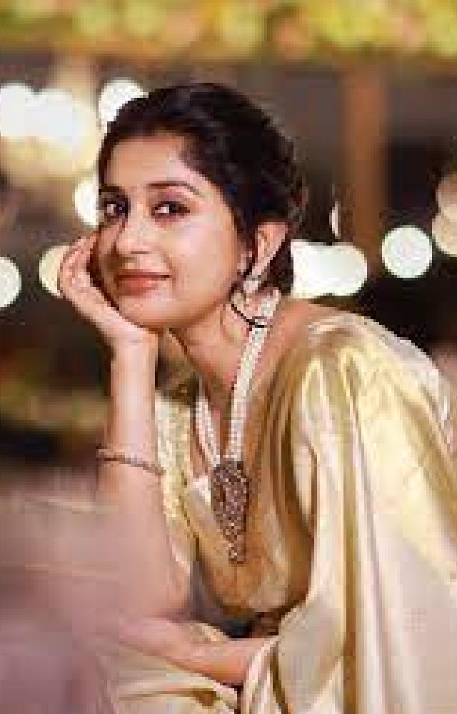 Director Blessy, offered her a role in the film “Soothradharan”, marking her debut in 2001. Lohithadas, her mentor, played a pivotal role in shaping her.