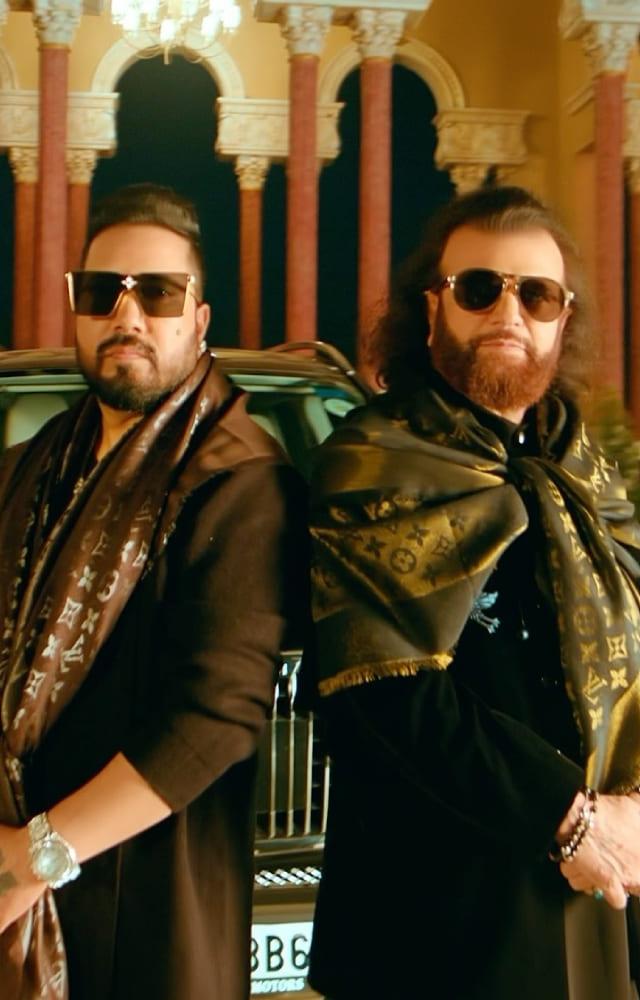 A sensational collaboration between Mika Singh, Hans Raj Hans, and Anand Raaj Anand became an instant favorite. It will make you groove till its last tune.