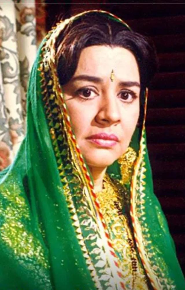 The ultimate friendly mom! As Lajjo in DDLJ, she was Simran`s warm confidante, offering quiet support and understanding, radiating an 'all will be well' vibe.