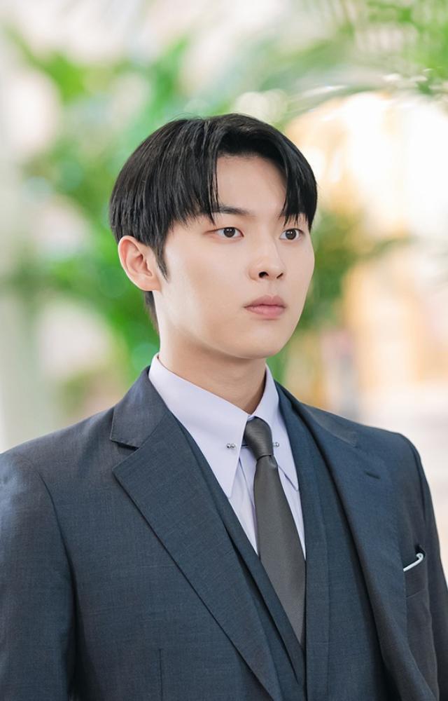Despite relying on classic rom-com elements, the drama offers an engaging and enjoyable viewing experience through its charming characters and witty dialogue.