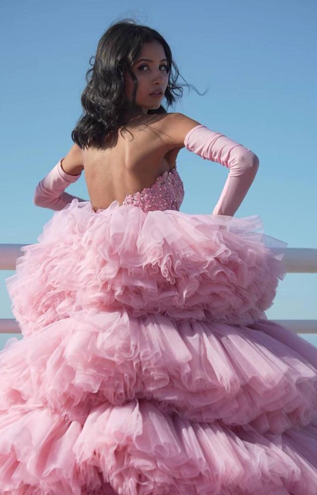 She wore a ruffled floor length gown from 1000 meters of cloth, which weighed 20 kgs! The beautfiul gown took 30 days to make.