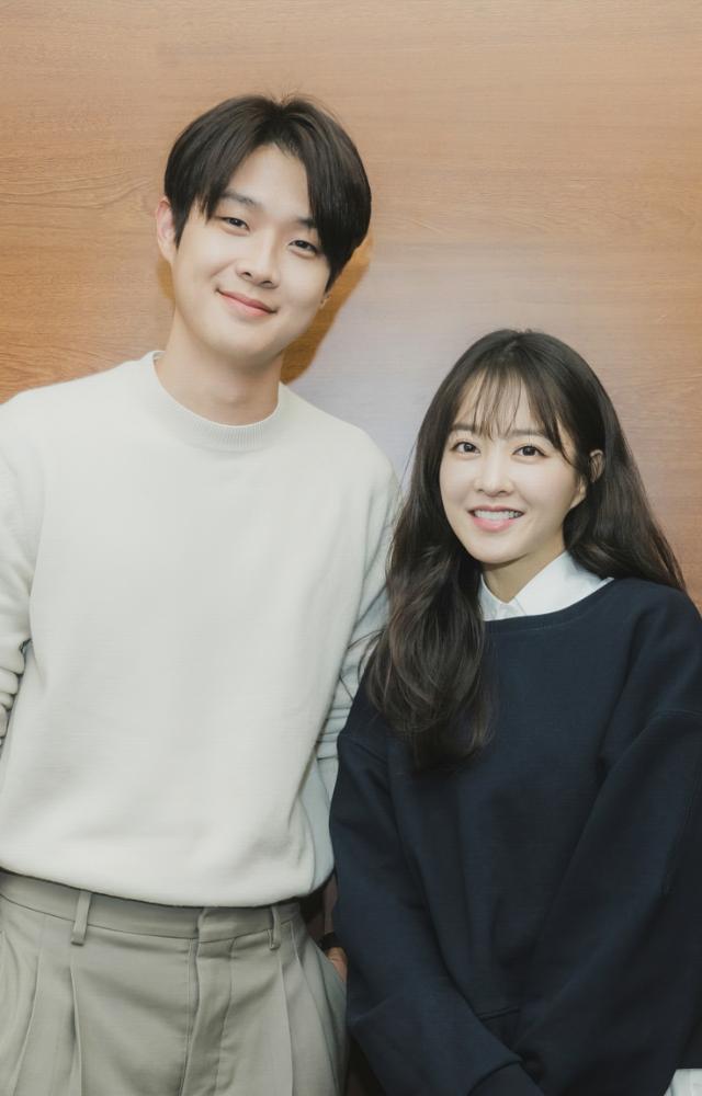 Romance about youth finding love and dreams, overcoming trauma. Cast: Choi Woo-shik, Park Bo-young.