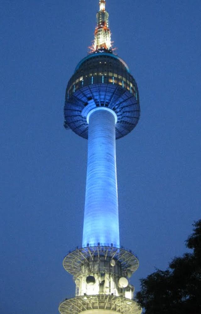 Namsan Tower (N Seoul Tower): Featured in dramas like Boys Over Flowers and My Love From Another Star, this iconic tower offers stunning views of Seoul.

