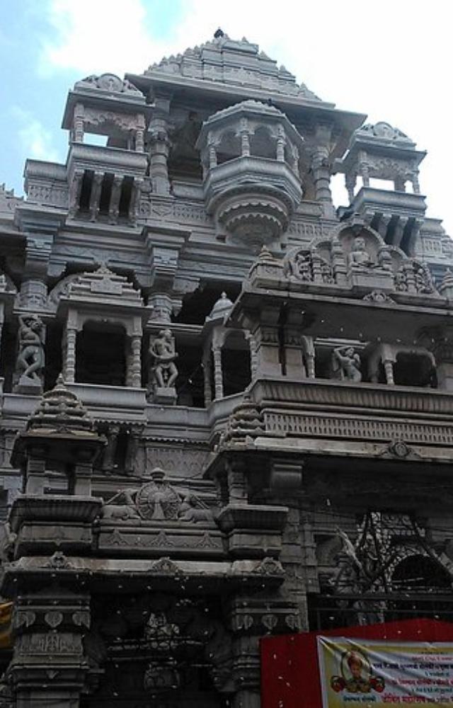 Temple thieves scaled walls, stealing lakhs in gold and silver. Six workers faced questioning as a gang, possibly linked to other temple robberies