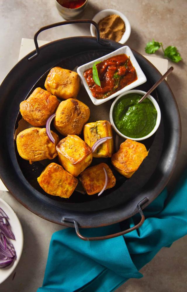 Dipped in chickpea flour, this quick paneer snack is your perfect evening snack on a gloomy, rainy day. Dip in some mint chuntney and relish the taste.