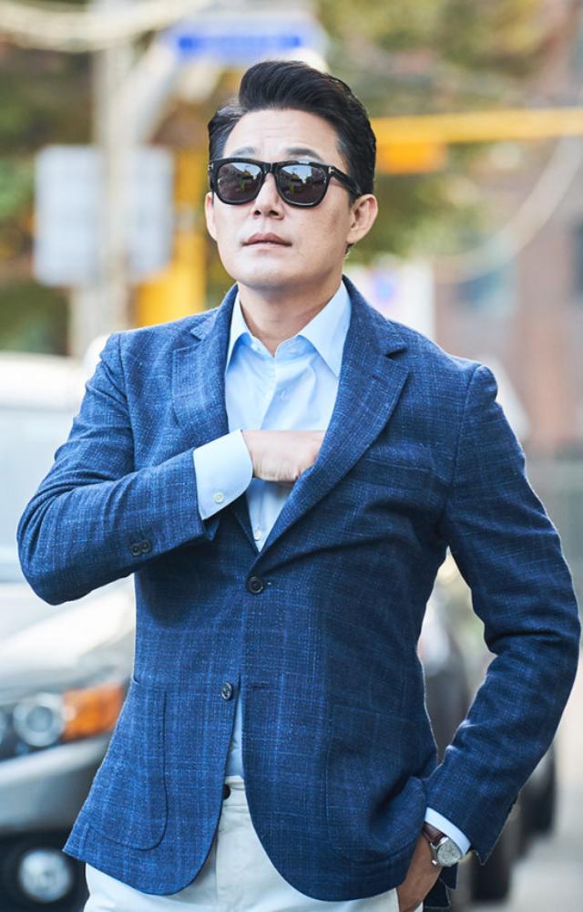 This is a body-swap comedy where Park Sung-woong plays a powerful gangster whose soul gets trapped in the body of a high school student.