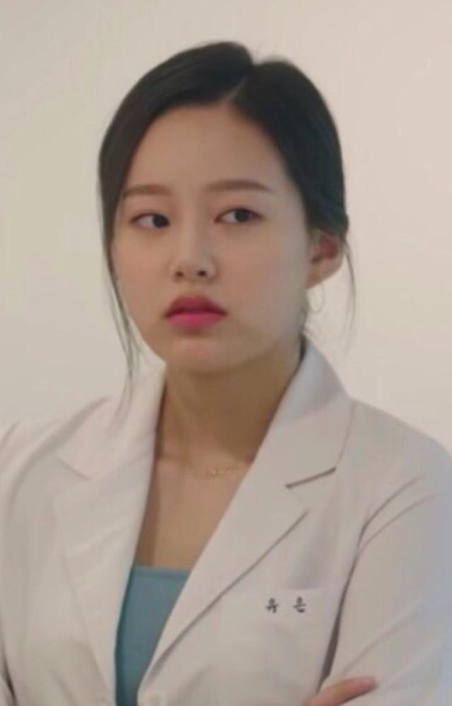As Yoo Eun, she`s the sweet, supportive, beautiful friend of Kang Mi-rae, becoming her confidante as Mi-rae navigates university after plastic surgery.