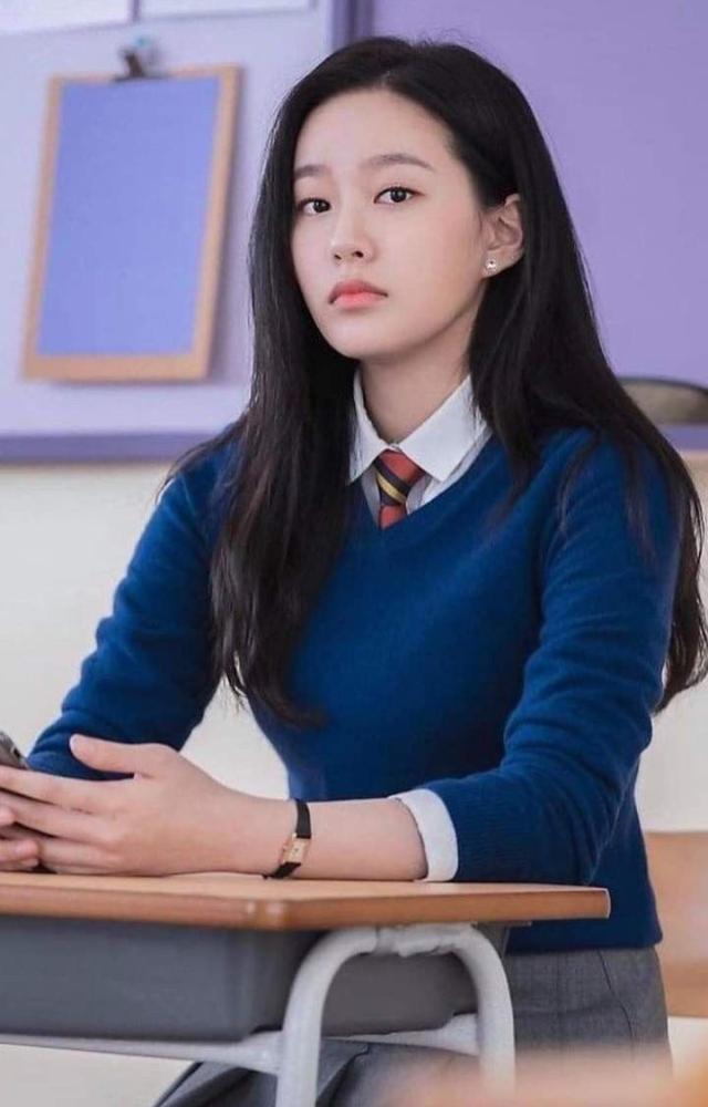 As Cha Se-ri, daughter of Cha Min-hyuk & Noh Seung-hye, she`s seemingly a Harvard student. Her confident facade crumbles when her academic fraud is exposed.