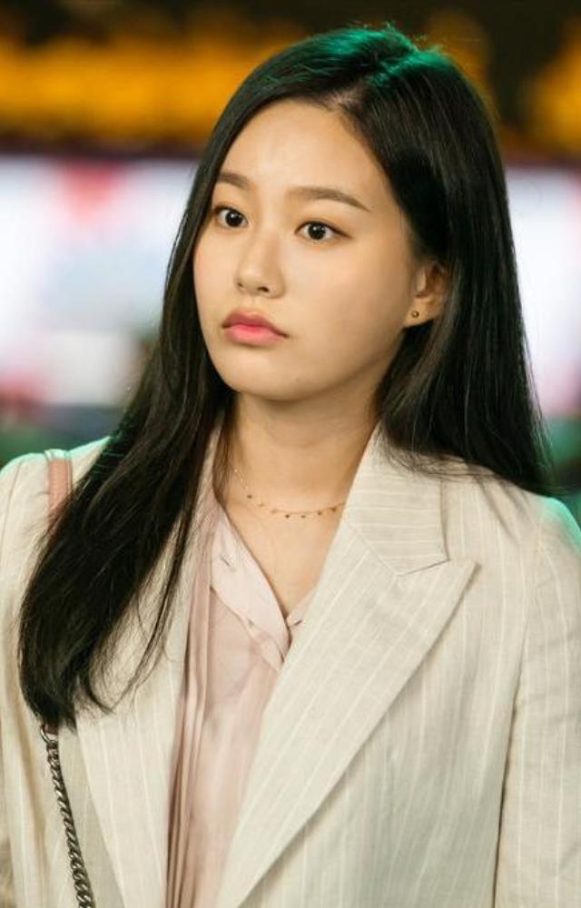 In a dual role, she played modern heiress Lee Mi-ra and her past life, Princess Song-hwa, showcasing her range as a spoilt socialite and tragic figure.