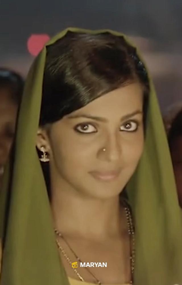 Parvathy Thiruvothu played the role of Panimalar, a character deeply in love with the protagonist. It was well-received, showcasing her ability 