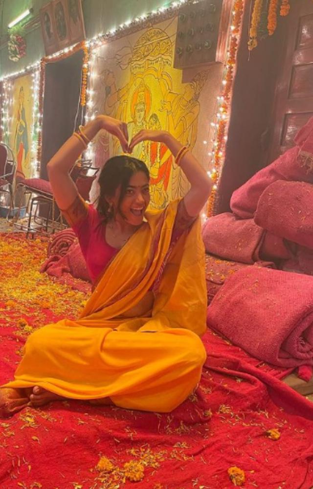The film features meticulously designed costumes that reflect the characters` backgrounds and the setting, adding to the realism.

