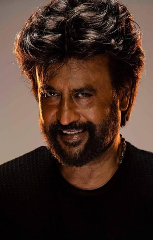 Rajinikanth portrays a hostel warden who becomes the target of a dreaded politician and his gangster son.
