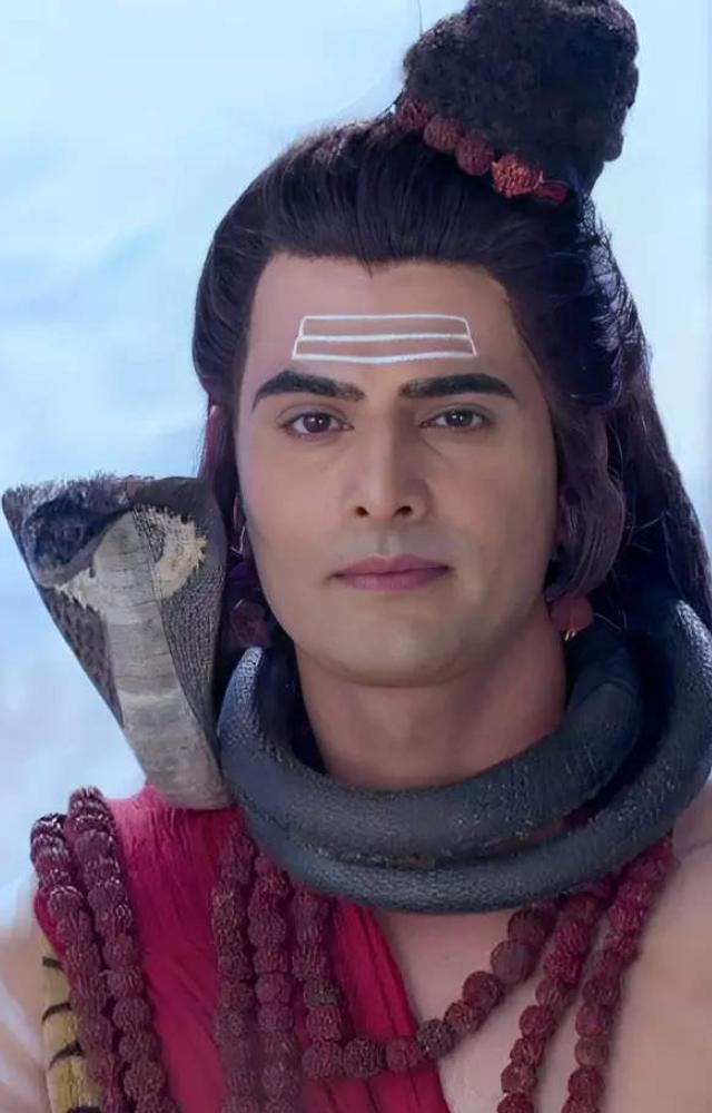  Rohit Bakshi won many hearts with his bright face and smile after portraying Lord Shiva in the Siya Ke Ram show in 2016.
 