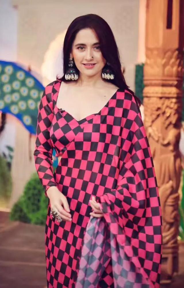 The vibrant colour and elegant design perfectly matched her beauty