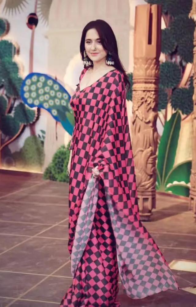 Sanjeeda Sheikh had her hair styled in loose waves, giving her a natural and effortless look.