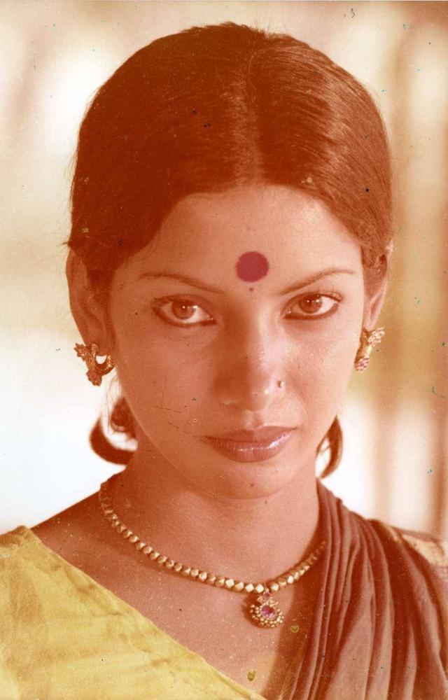Shabana won her first National Film Award for Ankur (1974), her debut film, setting a high standard right from the start.