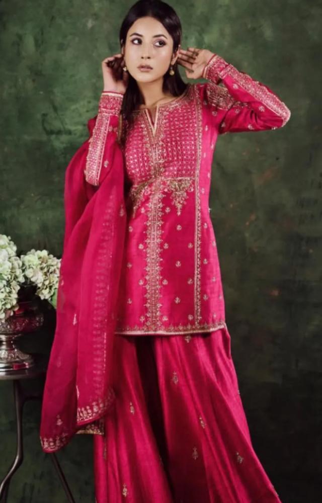 Vibrancy meets style; this traditional suit by Shehnaaz Gill is all things festive. Add some pop colors to your festive wardrobe.