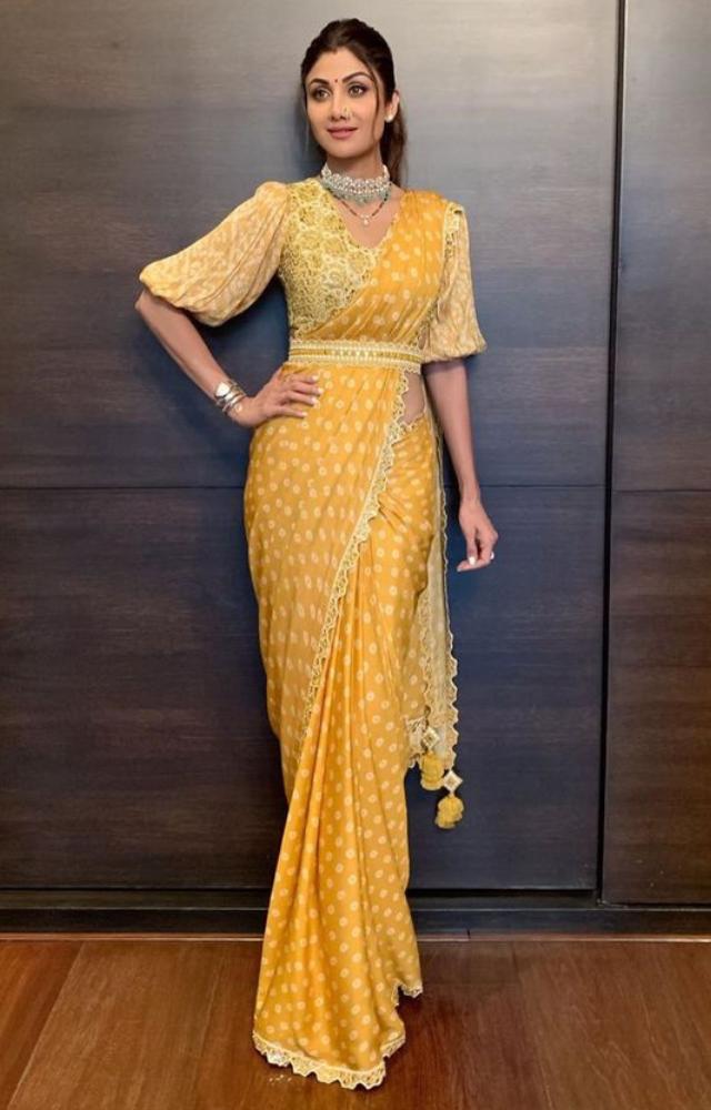 This saree drape with a belt will give you the perfect cinched waist look. Use this look if you wish to dance through the aagaman or visarjan festivities.