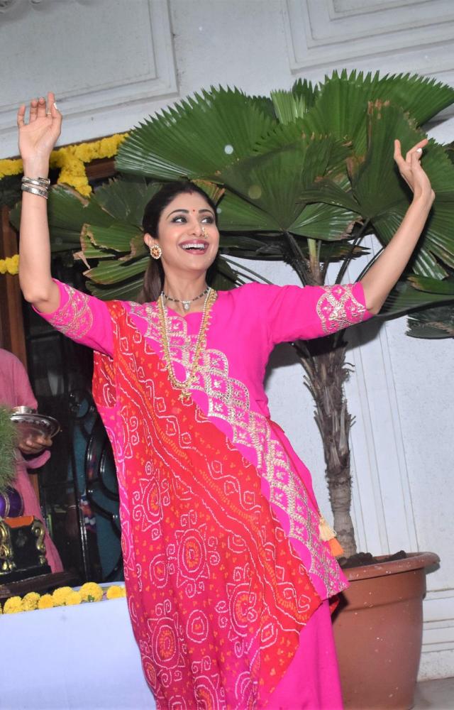 Shilpa Shetty`s vibrant pink saree is perfect for Ganesh Chaturthi, as the look embodies energy and enthusiasm associated with the festivities.