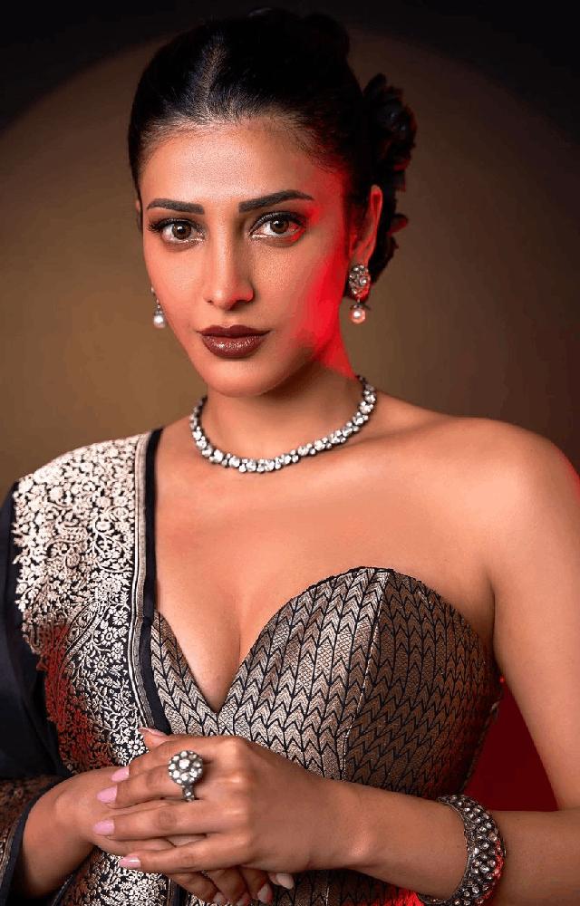 Shruti Haasan`s Black Ethnic Elegance