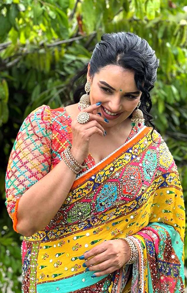 The saree, an embodiment of timeless tradition, undergoes a metamorphic transcendence when embraced by Shweta Menon`s persona. o