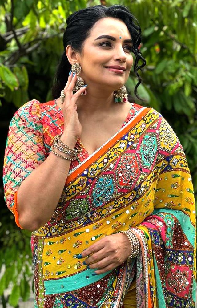 Shweta Menon`s adept manipulation of the pallu, the gentle sweep of the saree`s border against the contours of her form.
