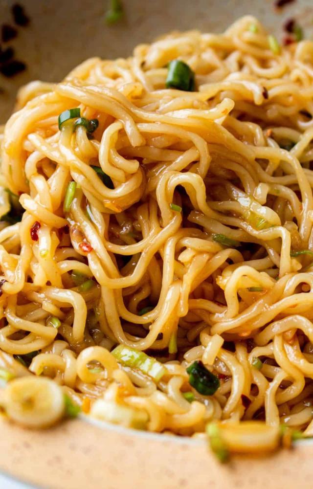 Sometimes, people may experience headaches, bloating, gas, and constipation after eating instant noodles due to the high sodium content and lack of fiber.
