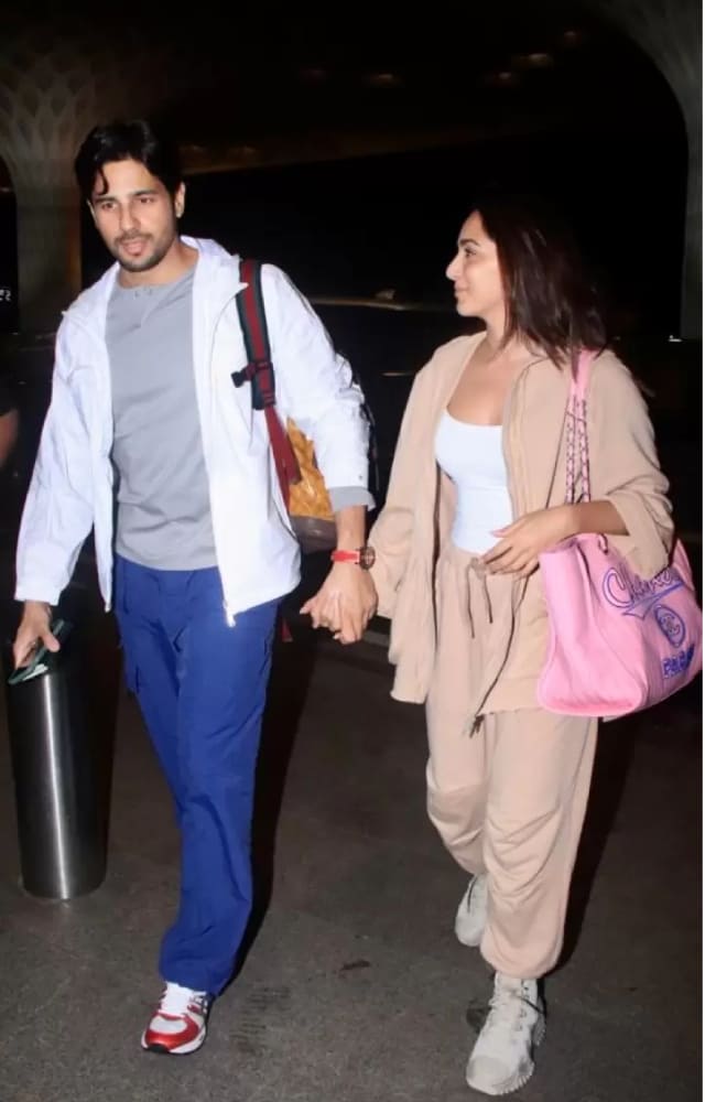 This is when the Shershaah couple left for Kiara Advani`s pre-birthday trip. The actress opted for a co-ord set while Sidharth opted for the classics.
