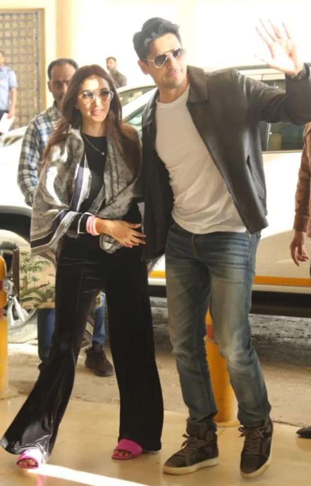 When in doubt, finish your look with a stylish jacket. That`s what Kiara Advani and SIdharth Malhotra did in one of their airport looks.