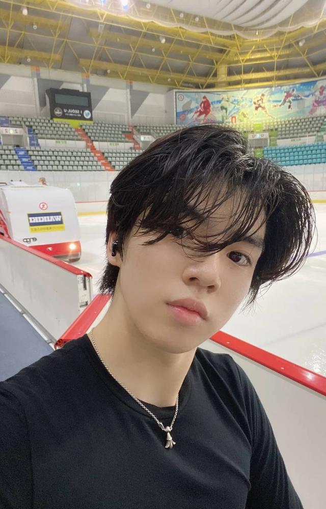 Beginning his senior career, he started training under the renowned coach Brian Orser in Toronto, significantly enhancing his technique and performance.