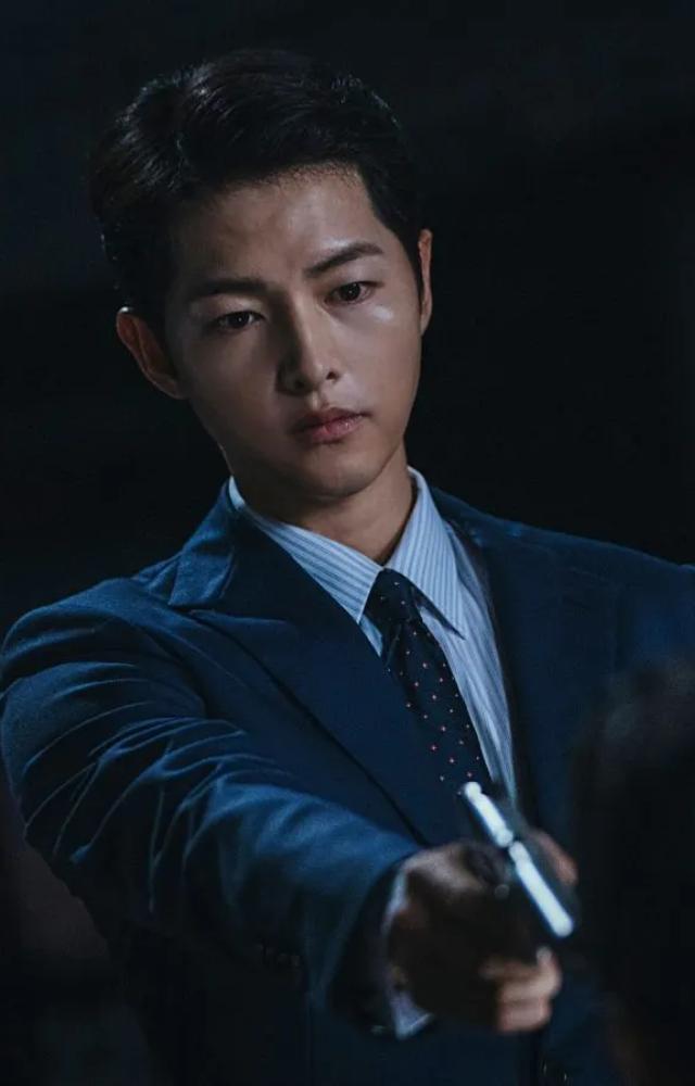 Playing a mafia lawyer, Song Joong-ki returns to Korea seeking revenge and justice, using his wit and criminal tactics.