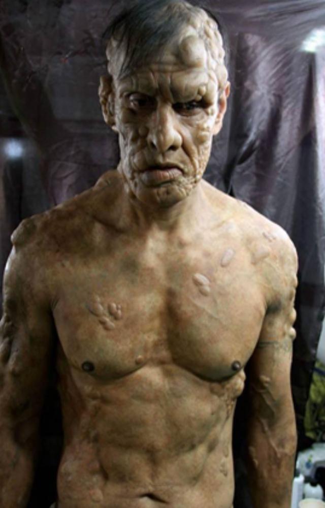 Chiyaan Vikram, Transformed into a bodybuilder, beast, model, and hunchback, losing 25 kilos for the role.