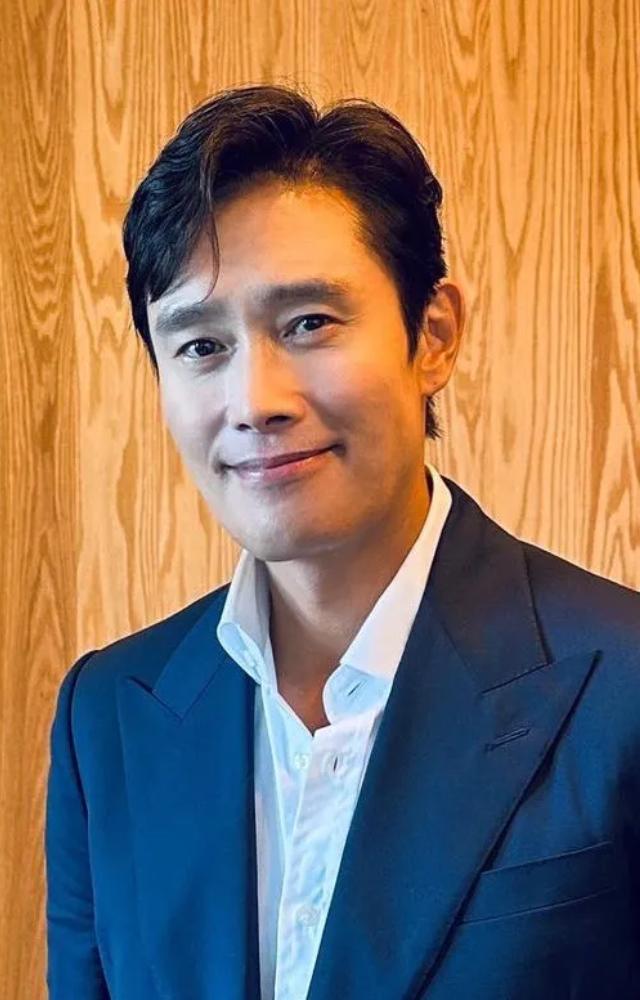A veteran actor famous for Iris, Mr. Sunshine, and The Good, The Bad, The Weird. He also appeared in Hollywood films like G.I. Joe and The Magnificent Seven.