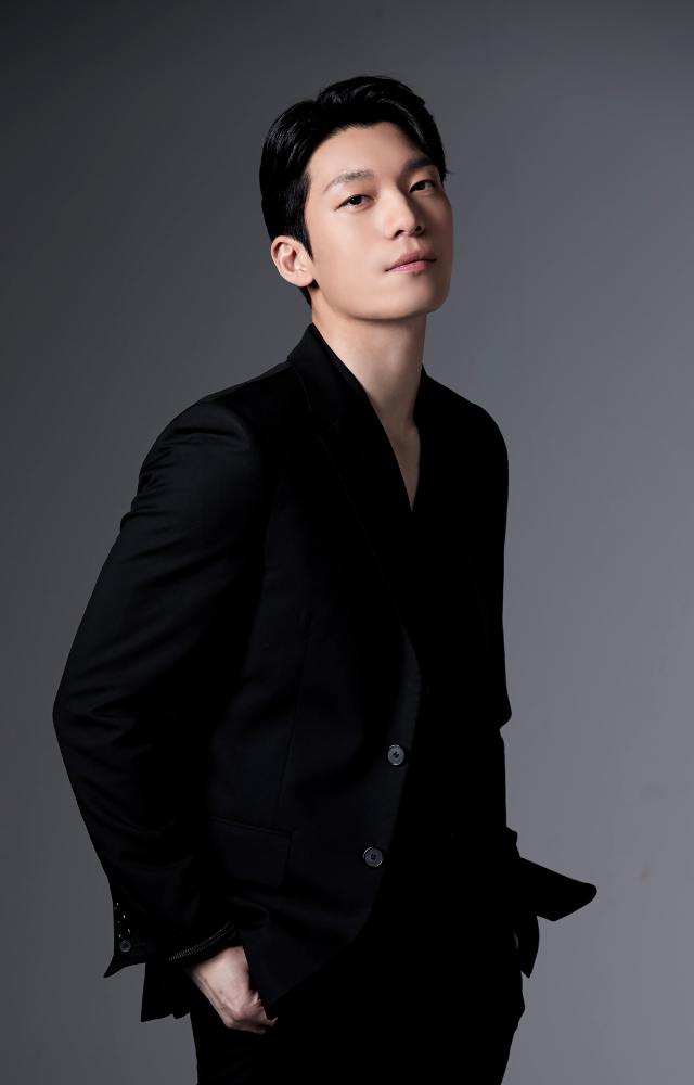 Known for his roles in Squid Game, Midnight, and Something in the Rain. He gained popularity as the police officer Jun-ho in Squid Game.