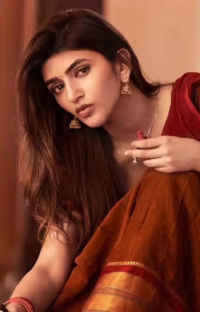 Tollywood’s much-awaited movie Guntur Kaaram songs is composed by Thaman S and Sreeleela mass dance moves in Kurchi Madathape songs is creatiing lot of buzz