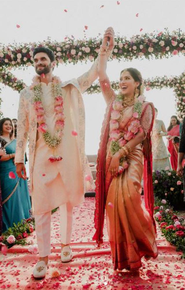 Swasika Vijay has carried an elegant look for her wedding, where it was just like all the Hindu wedding where they have made her makeup and looks very simple.