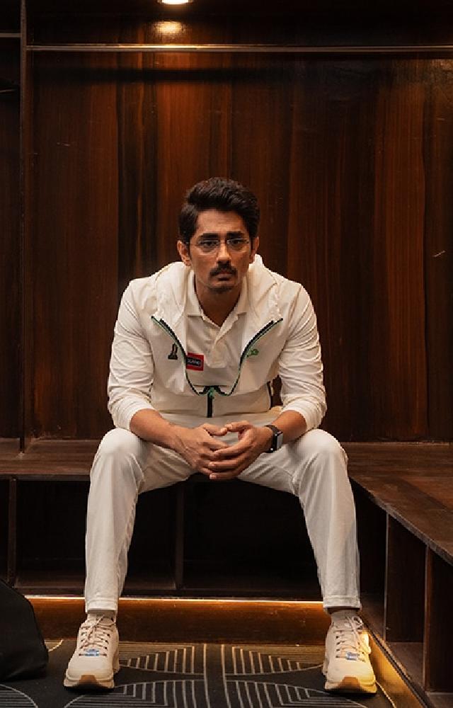 The story revolves around Arjun Venkatraman (Siddharth), once a successful cricket player, who is on the verge of being dropped from the national team.