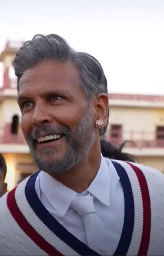 The series introduces the financially struggling Morpur royal family, whose lavish lifestyle is a facade after the Maharaja`s demise.