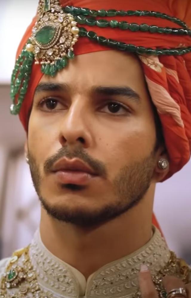 Playboy prince Fizzy Singh must collaborate with ambitious CEO Sofia Kanmani Shekhar to save his family`s ancestral home by turning it into a luxury B&B.