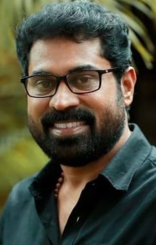 Comedy king Suraj surprised with intense, award-winning acting in 'Perariyathavar,' proving his dramatic talent.